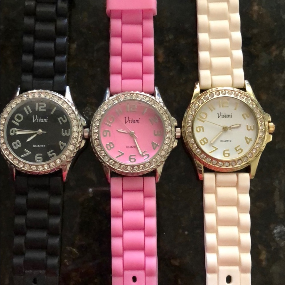 Set of 3 watches.